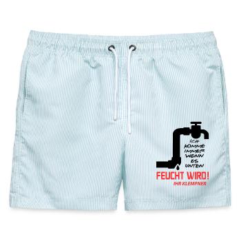 Klempner Rohrleger Beruf Installateur Feucht wird - Männer Badeshorts - hellblau gestreift - Vorne - AI Model Male 178 light (178cm)