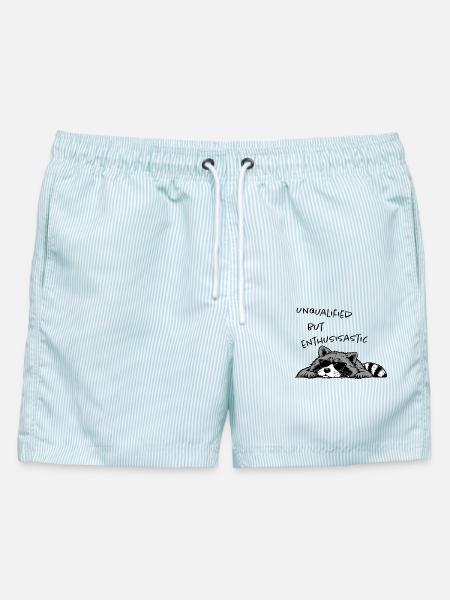 Unqualified but Enthusiastic – Lustiger Waschbär - Männer Badeshorts - hellblau gestreift