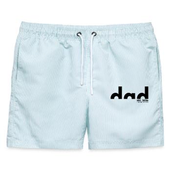 Dad Est 2026 Limited Edition  - Papa - Vatertag - Männer Badeshorts - hellblau gestreift - Vorne - AI Model Male 178 light (178cm)