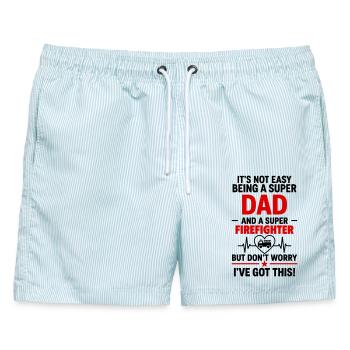 Herz + Feuerwehr – Super Papa Feuerwehrmann - Männer Badeshorts - hellblau gestreift - Vorne - AI Model Male 178 light (178cm)