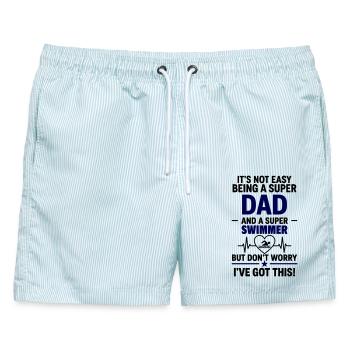 Herz + Schwimmen – Super Papa Schwimmer - Männer Badeshorts - hellblau gestreift - Vorne - AI Model Male 178 light (178cm)