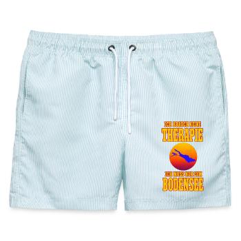 Ich brauche keine Therapie ich muss zum Bodensee - Männer Badeshorts - hellblau gestreift - Vorne - AI Model Male 178 light (178cm)