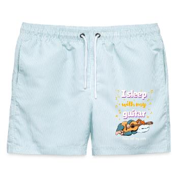 Ich schlafe mit meiner Gitarre. Sag es nicht meiner Frau - Männer Badeshorts - hellblau gestreift - Vorne - AI Model Male 178 light (178cm)