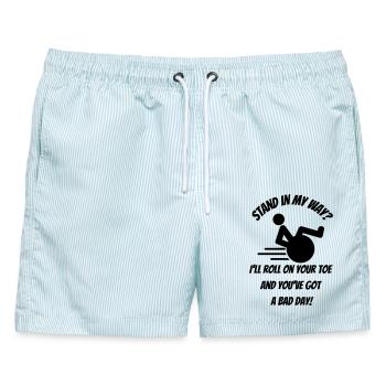 Stehst du mir im Weg? Mein Rollstuhl rollt über die Zehen # - Männer Badeshorts - hellblau gestreift - Vorne - AI Model Male 178 light (178cm)