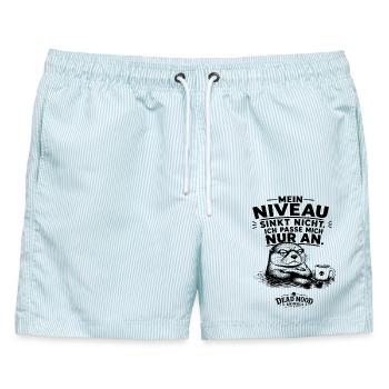 Mein Niveau sinkt nicht. Ich passe mich nur an. - Männer Badeshorts - hellblau gestreift - Vorne - AI Model Male 178 light (178cm)