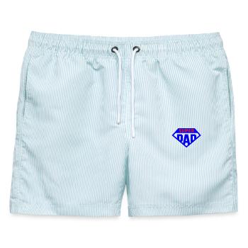Super Papa Hellblaues Abzeichen - Männer Badeshorts - hellblau gestreift - Vorne - AI Model Male 178 light (178cm)