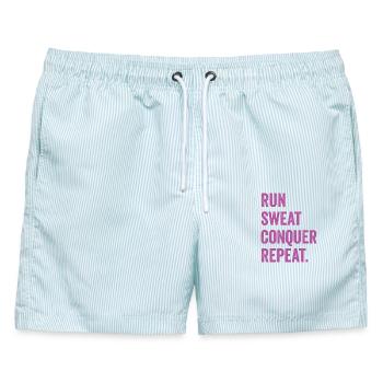 Laufen. Schwitzen. Erobern. Wiederholen. - Männer Badeshorts - hellblau gestreift - Vorne - AI Model Male 178 light (178cm)