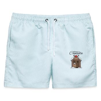 Verschneites kanadisches Ferienhaus - Männer Badeshorts - hellblau gestreift - Vorne - AI Model Male 178 light (178cm)