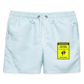 Warnung! Krav Maga Praktizierender! - Männer Badeshorts - hellblau gestreift - Vorne - AI Model Male 178 light (178cm)