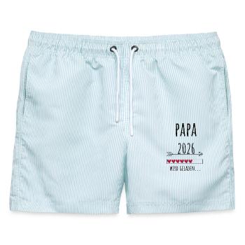 Werdender Papa 2026 Geschenk Schwangerschaft - Männer Badeshorts - hellblau gestreift - Vorne - AI Model Male 178 light (178cm)