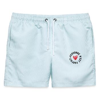 "personne n'est parfait" - Männer Badeshorts - hellblau gestreift - Vorne - AI Model Male 178 light (178cm)