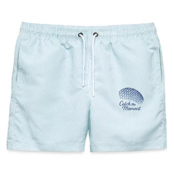 Fangen Sie den Moment Fischschuppen - Männer Badeshorts - hellblau gestreift - Vorne - AI Model Male 178 light (178cm)