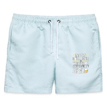 Tätowierer Apéro Homme Humor Idée Cadeau Tatouage - Männer Badeshorts - hellblau gestreift - Vorne - AI Model Male 178 light (178cm)