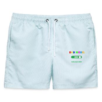 Papa-Modus: ON aktiviert 2026 – Neues Papa-Geschenk - Männer Badeshorts - hellblau gestreift - Vorne - AI Model Male 178 light (178cm)