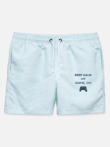Keep Calm And Game On - Männer Badeshorts - hellblau gestreift