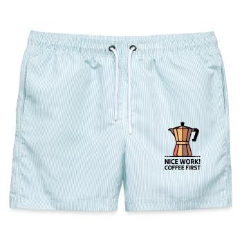Gute Arbeit! Kaffee zuerst – Moka-Kaffeemaschine - Männer Badeshorts - hellblau gestreift - Vorne - AI Model Male 178 light (178cm)