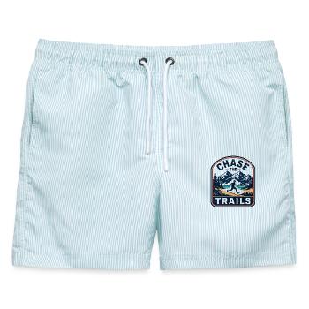 Chase the Trails Mountain Runner Abzeichen - Männer Badeshorts - hellblau gestreift - Vorne - AI Model Male 178 light (178cm)