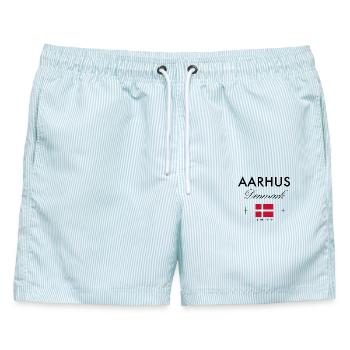 Aarhus Dänemark Koordinaten Reise Souvenir - Männer Badeshorts - hellblau gestreift - Vorne - AI Model Male 178 light (178cm)