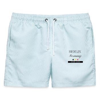Berlin Deutschland Souvenir – Reise minimalistisch - Männer Badeshorts - hellblau gestreift - Vorne - AI Model Male 178 light (178cm)