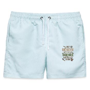 Garten Outfit Der Mörder ist immer der Gärtner - Männer Badeshorts - hellblau gestreift - Vorne - AI Model Male 178 light (178cm)