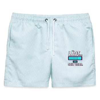Lädt Seit 2013 Gamer Spruch - Männer Badeshorts - hellblau gestreift - Vorne - AI Model Male 178 light (178cm)