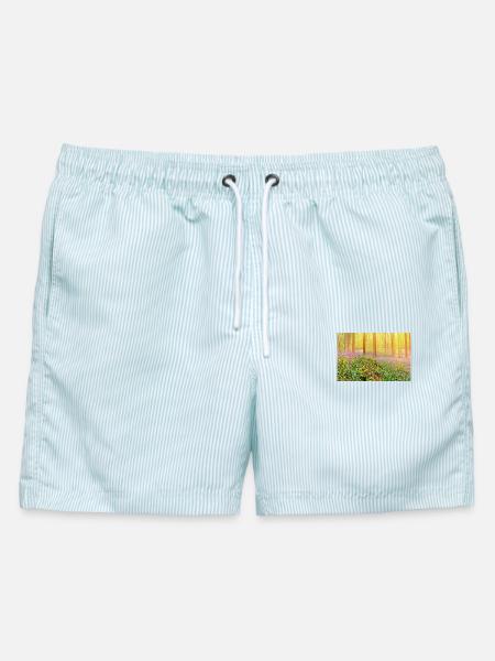 Sonnenbeschienener Blauglockenwald-Glow - Männer Badeshorts - hellblau gestreift