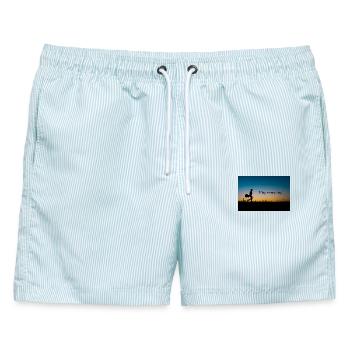Spielen jeden Tag Abendlicht - Männer Badeshorts - hellblau gestreift - Vorne - AI Model Male 178 light (178cm)