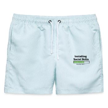 Computer installiert Social Skills Programmierer - Männer Badeshorts - hellblau gestreift - Vorne - AI Model Male 178 light (178cm)