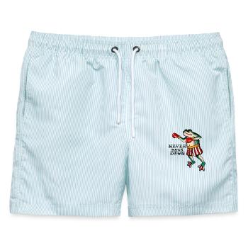 Frog Fighter geben niemals im klassischen Tattoo-Stil nach - Männer Badeshorts - hellblau gestreift - Vorne - AI Model Male 178 light (178cm)