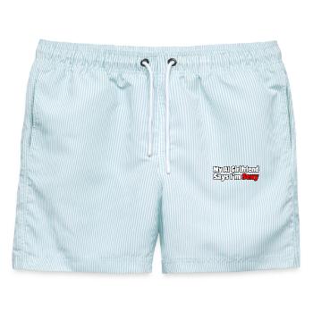 Mein AI_Girlfriend sagt, ich sei sexy - Männer Badeshorts - hellblau gestreift - Vorne - AI Model Male 178 light (178cm)