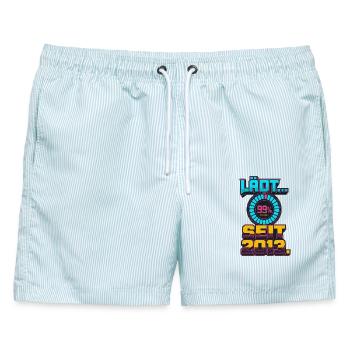 Lädt Seit 2013 Retro Gamer - Männer Badeshorts - hellblau gestreift - Vorne - AI Model Male 178 light (178cm)