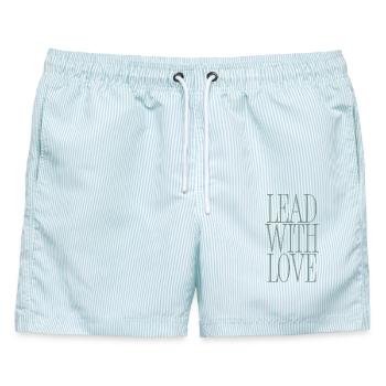 Lead With Love Fette Typografie - Männer Badeshorts - hellblau gestreift - Vorne - AI Model Male 178 light (178cm)