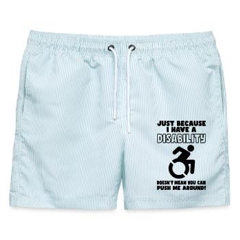 Obwohl ich eine Behinderung habe, schiebt der Rollstuhl nicht* - Männer Badeshorts - hellblau gestreift - Vorne - AI Model Male 178 light (178cm)