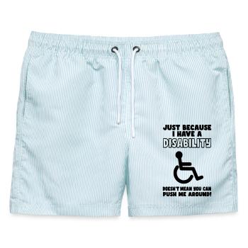 Obwohl ich eine Behinderung habe, schiebt der Rollstuhl nicht* - Männer Badeshorts - hellblau gestreift - Vorne - AI Model Male 178 light (178cm)