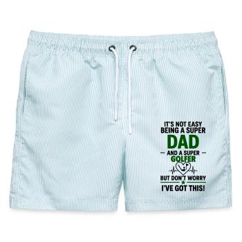 Herz + Golf – Super Papa Golfspieler - Männer Badeshorts - hellblau gestreift - Vorne - AI Model Male 178 light (178cm)