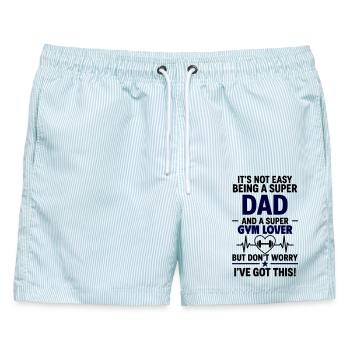 Herz + Krafttraining – Super Papa Muskelmann - Männer Badeshorts - hellblau gestreift - Vorne - AI Model Male 178 light (178cm)