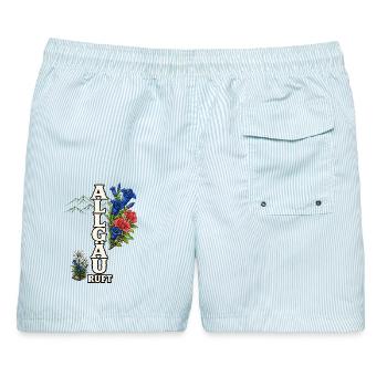 Allgäu ruft – Berge, Blumen und Heimatliebe - Männer Badeshorts - hellblau gestreift - Hinten - AI Model Male 178 light (178cm)