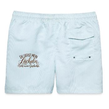 Du siehst mein Lächeln – Nicht meine Geschichte - Männer Badeshorts - hellblau gestreift - Hinten - AI Model Male 178 light (178cm)