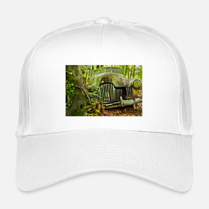 Waldverfall: Rostige Autoüberreste - Kinder Trucker-Cap - Weiß