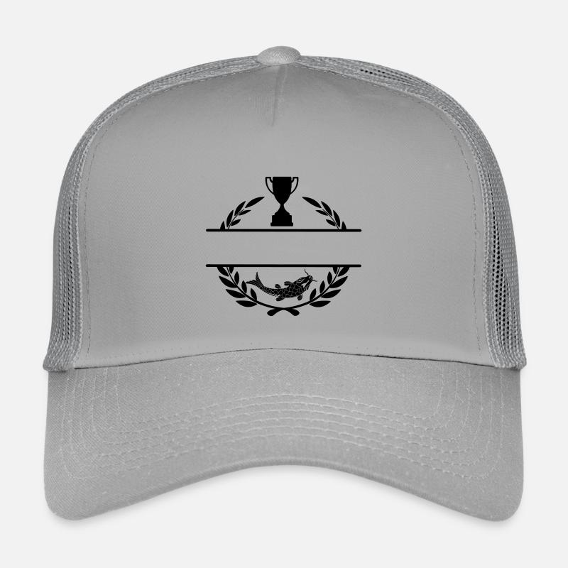 Fisch und Tasse in Lorbeerkranz mit leerem Textbalken Kinder Trucker-Cap