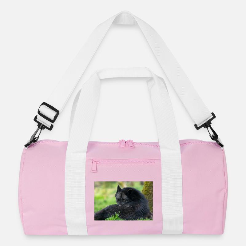 Schwarzer Wolf in Ruhe Recycelte Duffel Bag