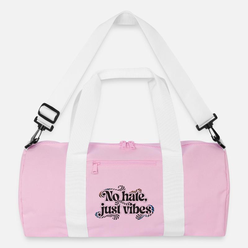 Der Schriftzug „No hate, just vibes“ in einer bauc Recycelte Duffel Bag