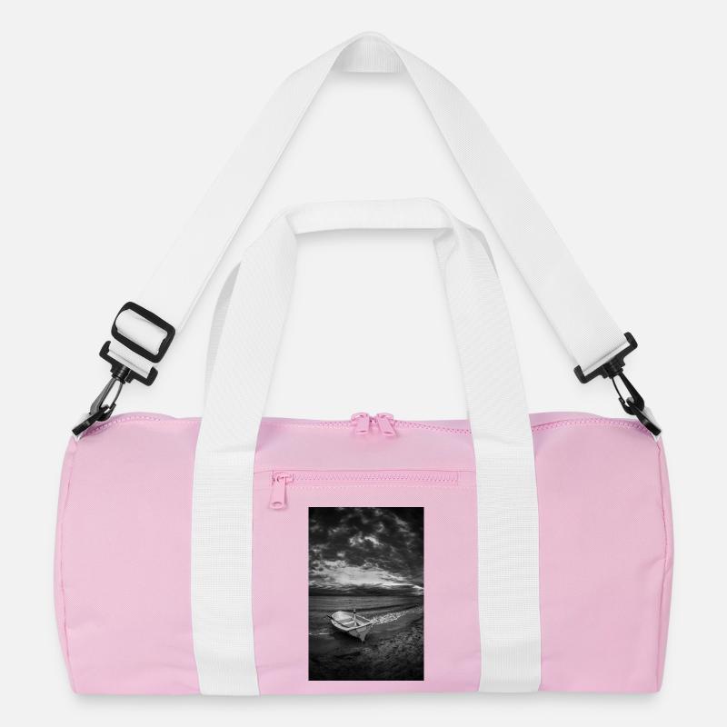 Ein Boot an einem dunklen Ufer Recycelte Duffel Bag