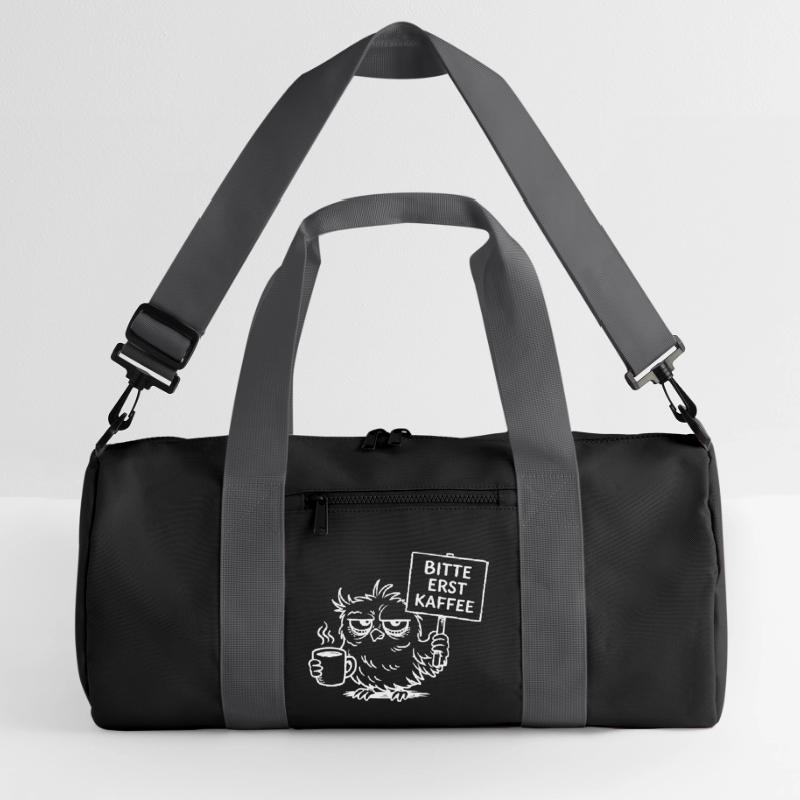 Bitte erst Kaffee – Müde Eule mit Kaffeetasse Recycelte Duffel Bag