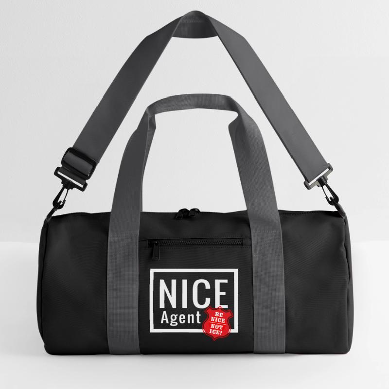 NICE Agent Logo mit Statement Be Nice Badge Recycelte Duffel Bag
