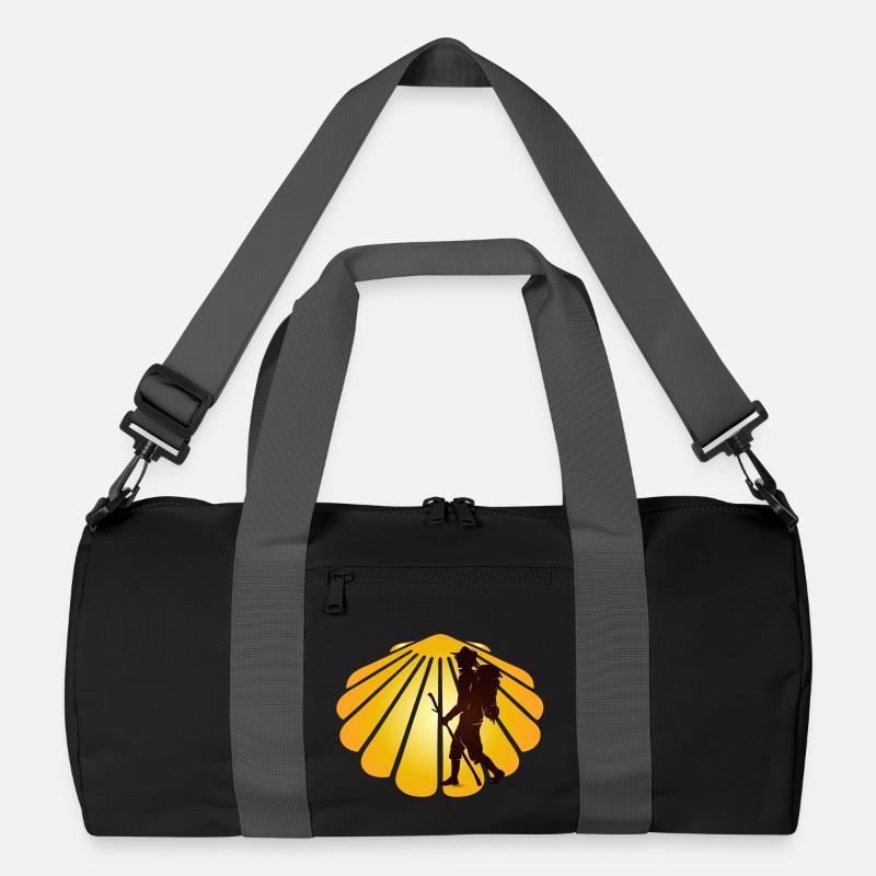 Ein Pilger auf einem Pilgerweg mit Jakobsmuschel Recycelte Duffel Bag