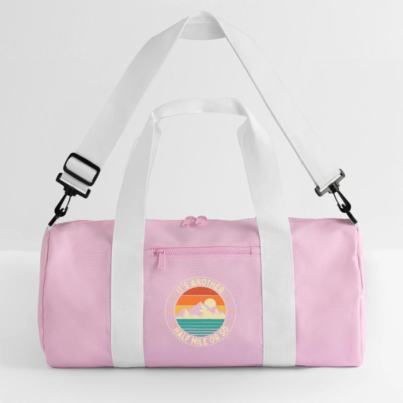 Es ist noch eine halbe Meile oder so Wanderweg-Humor Recycelte Duffel Bag