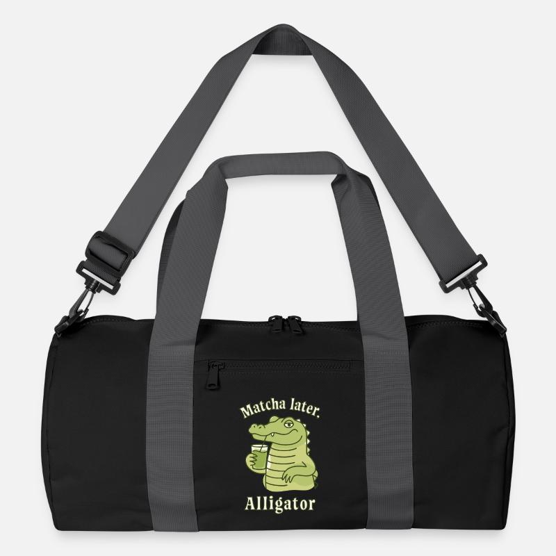 Matcha Later Alligator – Social Trend Spruch Tee Recycelte Duffel Bag