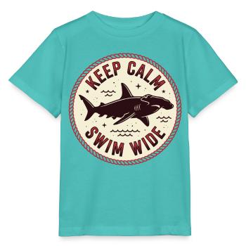 Shark Badge with Saying Swim Wide - Stanley/Stella MINI CREATOR Kids’ T-Shirt - pool blue - Front