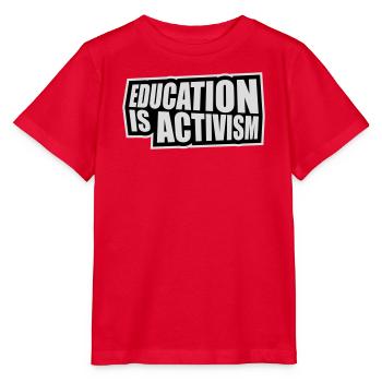 L’éducation est activisme Bildung Aktivismus Déclaration - T-shirt bio MINI CREATOR Stanley/Stella Enfant - rouge - Devant - Jaiden (125cm)